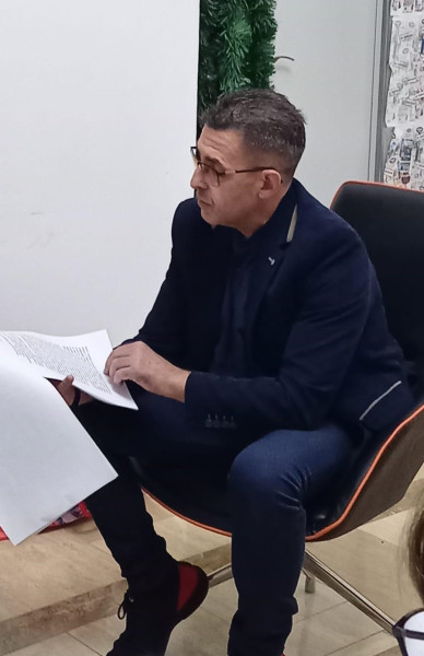 Victor Dragomir a lansat povestirea „Înger pentru o zi” în cadrul Cenaclului Noduri și Semne