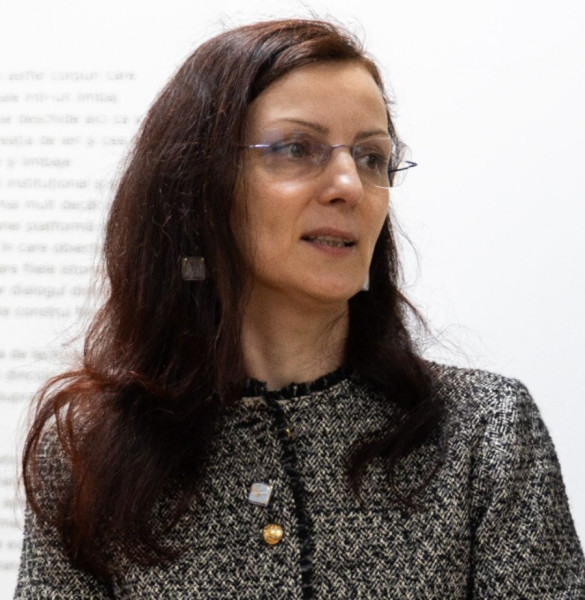 Liliana Marin expune la Galați o colecție inedită de ceramică intitulată „Palimpsest”