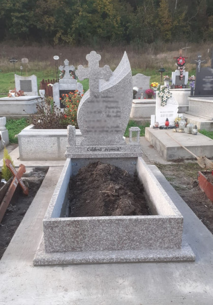O gălăţeancă mulţumeşte public pentru amenajarea mormântului soţului său