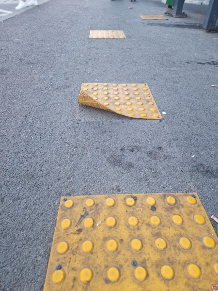 Covoarele galbene din stațiile de transport în comun, deteriorate și periculoase