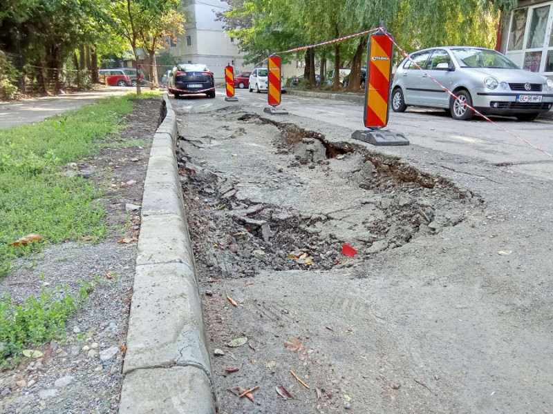 Un crater uriaș a apărut în fața unui bloc din cartierul I.C. Frimu, Galați