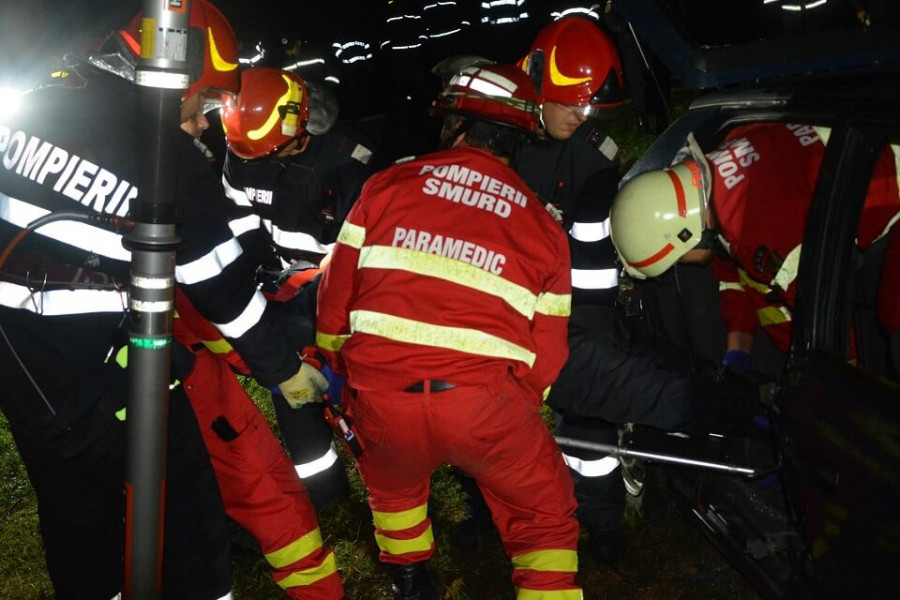 Patru tineri răniți într-un accident la Pechea provocat de depășirea riscantă
