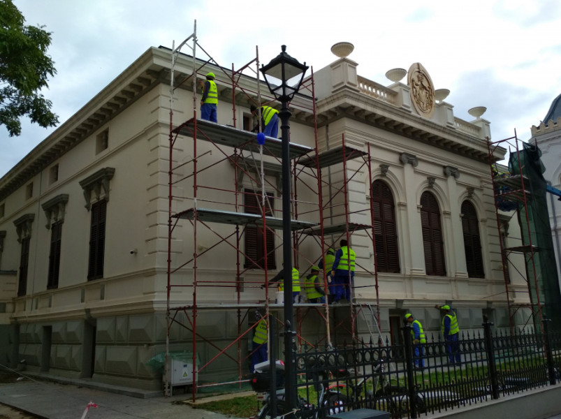 Lucrări ample la fațada Casa Artelor din Galați înainte de final de săptămână