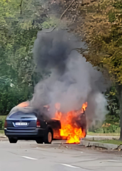Mașină cuprinsă de flăcări în trafic, lângă Orășelul Copiilor din Țiglina 1