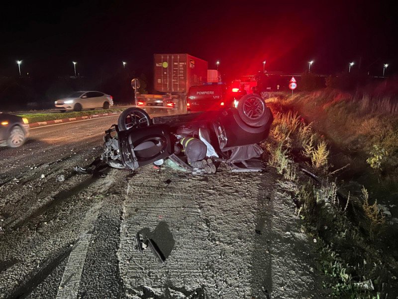 Tânăr grav rănit după ce mașina sa s-a răsturnat la Tecuci