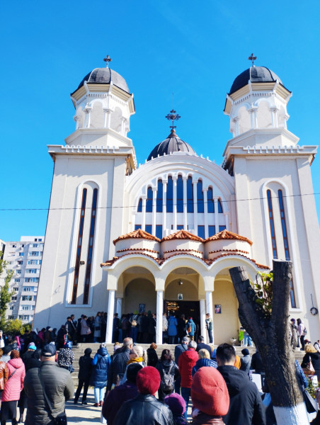 Mii de credincioși au sărbătorit Sfânta Cuvioasă Parascheva la Galați