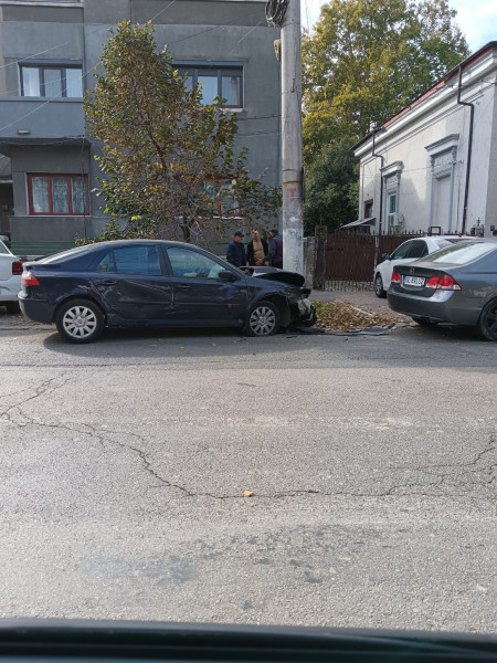 Accident în zona Grădinii Publice: mașină proiectată într-un stâlp după o bubuitură puternică