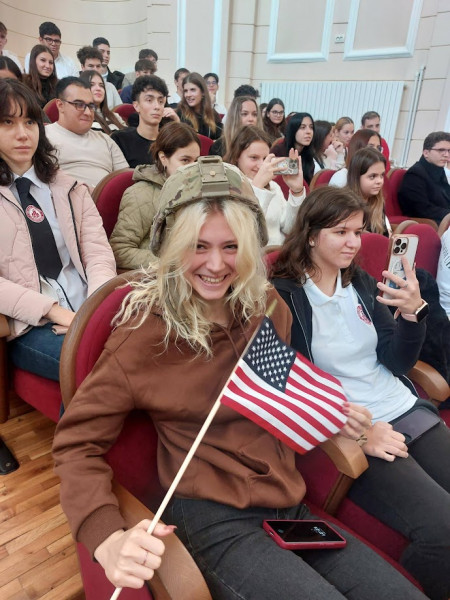 Elevi de la Colegiul „Costache Negri” au discutat cu militari americani despre cooperare și valori comune