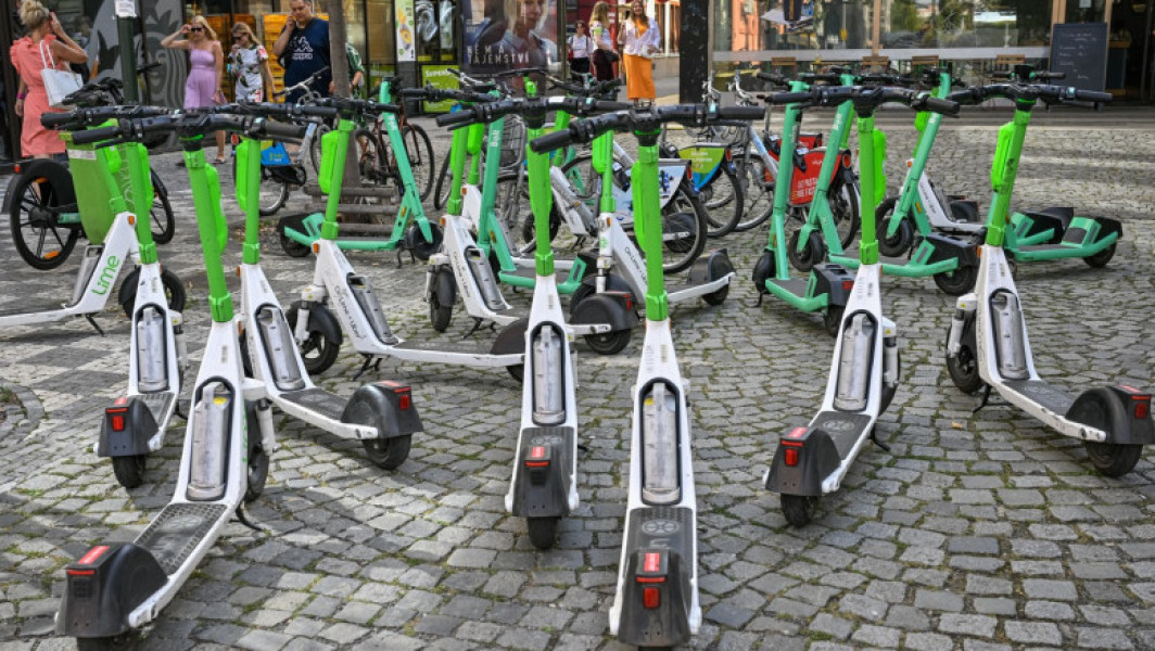 Praga interzice închirierea trotinetelor electrice din ianuarie 2026