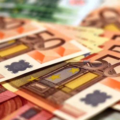 Leul se apreciază ușor față de euro în contextul scăderii indicilor ROBOR