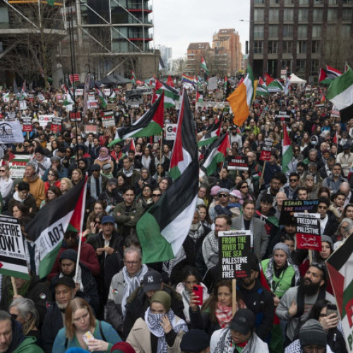 Mii de protestatari pro-Palestina au ocupat străzile Londrei, chemând la încetarea focului în Gaza.