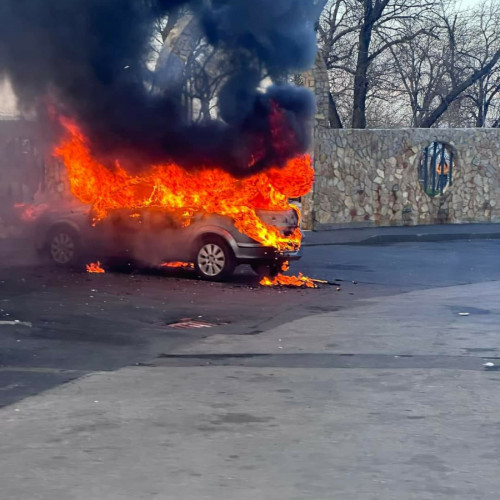 Autoturism cuprins de flăcări în Parcul CFR. Pompierii intervin de urgență pentru lichidarea incendiului.