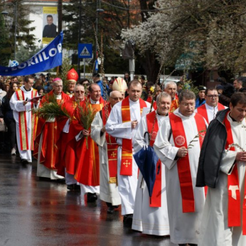 Duminica Floriilor aduce comuniune între credincioşii romano-catolici pentru săptămâna sfântă de pătimire și înviere