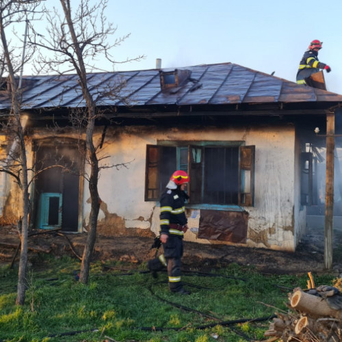 Incendiu devastator stins în localitatea Cuza-Vodă, iar proprietarul rămas fără casă a fost dat dispărut