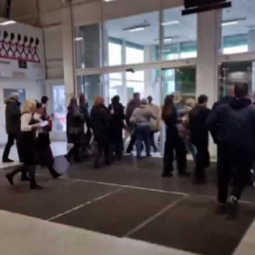 Alertă cu bombă la Moscova și Sankt Petersburg în zi de doliu, aeroport paralizat și mall evacuat. Mii de oameni evacuate din centrul comercial din orașul președintelui.