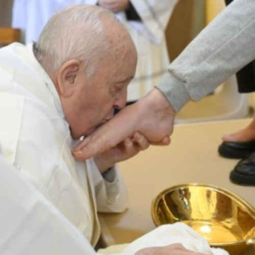 Papa Francisc a spălat picioarele unor femei dintr-o închisoare din Roma în Joia Mare a Paștelui Catolic