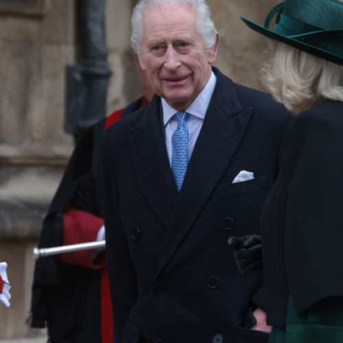 Regele Charles, numai bun de sărbătorit într-o capelă de la Windsor, după tratarea cu succes a bolii, alături de regina Camilla.