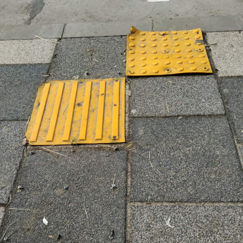 Primăria Galați înlocuiește dalele pentru nevăzători S-a constatat detiorarea marcajelor tactilare ale străzilor pentru nevăzători. A fost anunțată înlocuirea lor. Marți, 12 Martie 2024