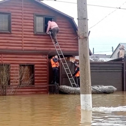 Inundațiile devastatoare au afectat regiunile Rusiei. Mii de oameni au fost evacuați din cauza apei. Așa ceva nu s-a mai văzut în ultimele decenii în Orenburg și Orsk.